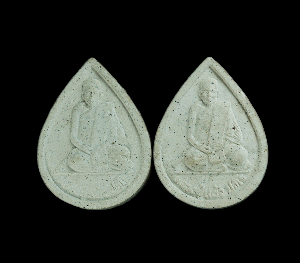 1.jpg - พระผงหยดน้ำ รุ่นแรก หลวงปู่แผ้ว ปวโร วัดกำแพงแสน จ.นครปฐม ปี 2541 เนื้อผงพุทธคุณ ผงว่าน พระสวยมาเป็นคู่ น่าเก็บสะสม (รับพระ 2 องค์) | https://kamulet.in.th