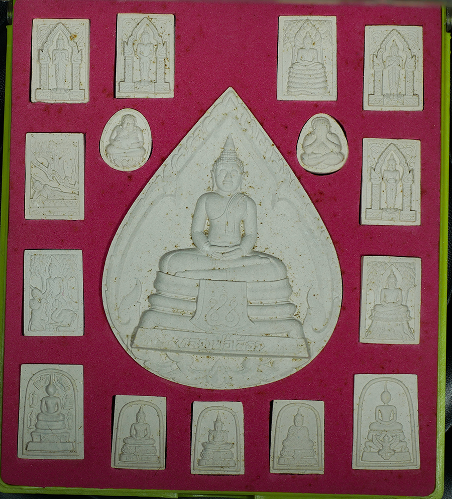 1.jpg - พระผงของขวัญมหามงคล พระประจำวันเกิด พระปิดตา พระแก้วมรกต รวม 16 องค์ ปลุกเสกโดยหลวงพ่อมหาสวัสดิ์ สำนักสงฆ์ เม้าสุขขา จ.ชลบุรี ปลุกเสก ปี2542 พระสวยชุด [..] | https://kamulet.in.th