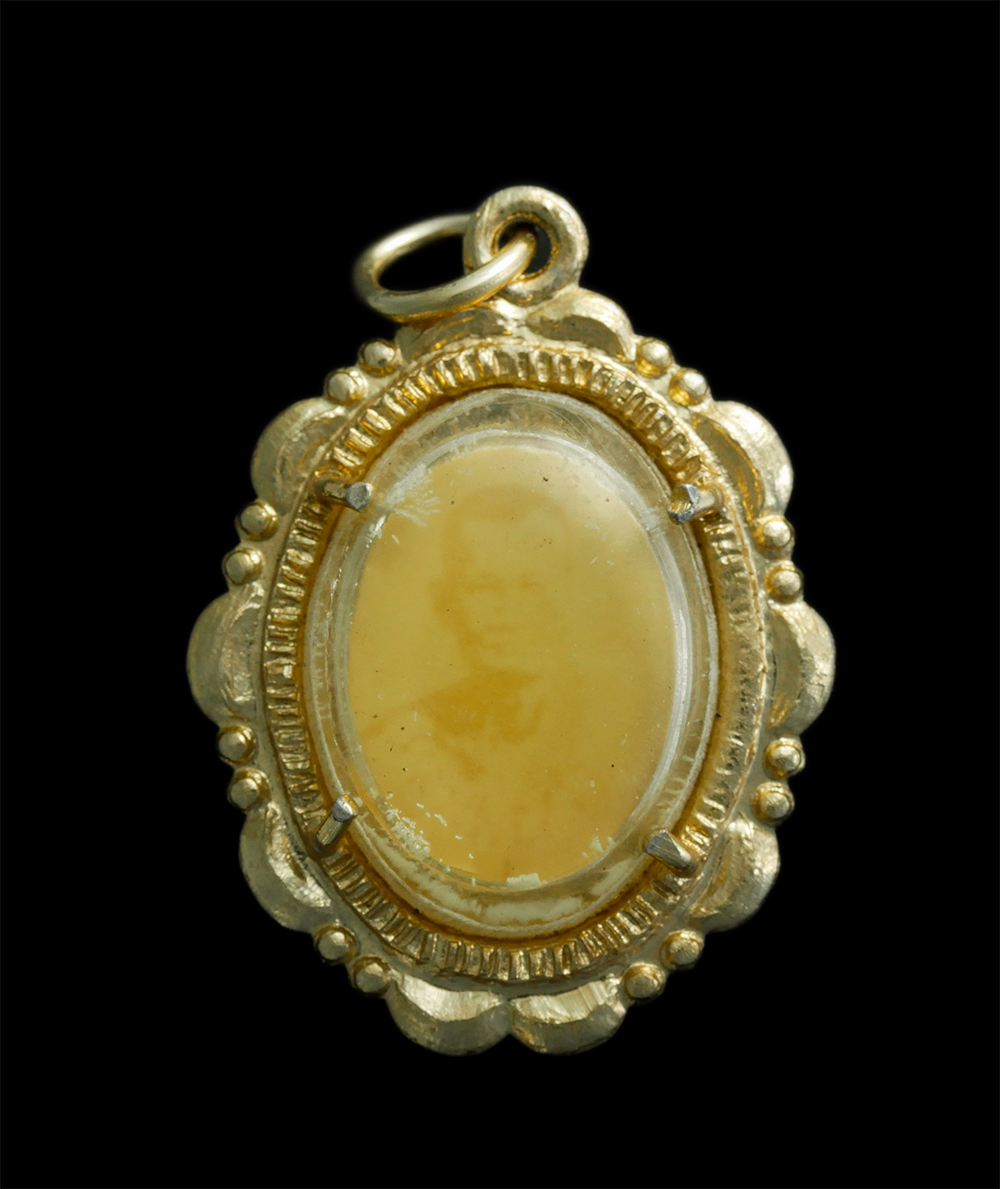 1.jpg - ล็อกเก็ตรุ่นแรก หลวงปู่คร่ำ วัดวังหว้า อ.แกลง จ.ระยอง ปี2517 ที่ระลึกงานผูกพัทธสีมา หลวงปู่ทิมรวมปลุกเสก(1/2) พระเก่าน่าเก็บสะสม | https://kamulet.in.th