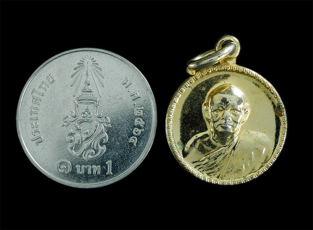 3.jpg - เหรียญกลมเล็กหลวงพ่อแพ วัดพิกุลทอง จ.สิงห์บุรี เนื้อทองแดงกะไหล่ทอง ปี2519 พระสวยสภาพดี น่าเก็บสะสม (องค์ที่1) | https://kamulet.in.th