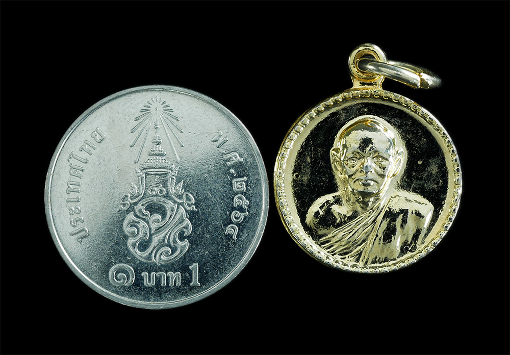 3.jpg - เหรียญกลมเล็กหลวงพ่อแพ วัดพิกุลทอง จ.สิงห์บุรี เนื้อทองแดงกะไหล่ทอง ปี2519 พระเก่าสวยสภาพดี น่าเก็บสะสม (องค์ที่2) | https://kamulet.in.th