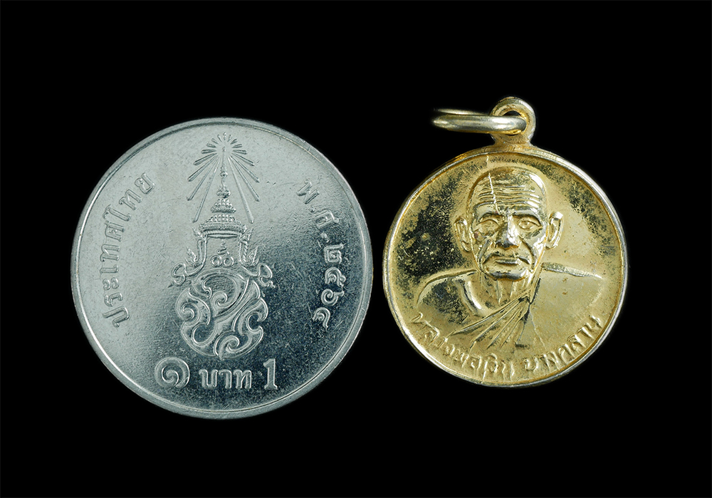 3.jpg - เหรียญกลมเล็ก หลวงพ่อเงิน วัดบางคลาน จ.พิจิตร ปี2527 ออกวัดศรีสุวันโฆสิตาราม(บ้านน้อย) เนื้อกะไหล่ทอง พระเก่าสวยงาม น่าเก็บสะสม สำหรับเด็กหรือผู้ที่ชอ [..] | https://kamulet.in.th