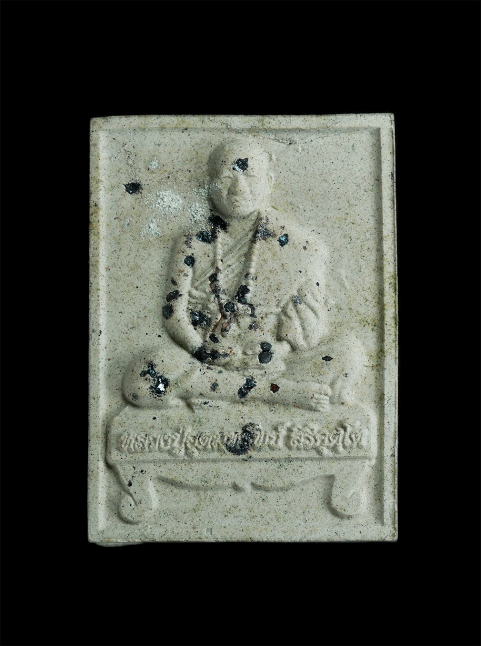 1.jpg - พระผงนั่งตั่งอุดมทรัพย์ หลวงปู่อุดมทรัพย์ วัดมุจรินทร์ อ.พยุห์ จ.ศรีสะเกษ ปี2561 เนื้อรวมมวลสารผงพุทธคุณ ผงว่าน โรยว่านสาวหลง ผงตะไบทองชนวนพระแก้ว เกศ [..] | https://kamulet.in.th