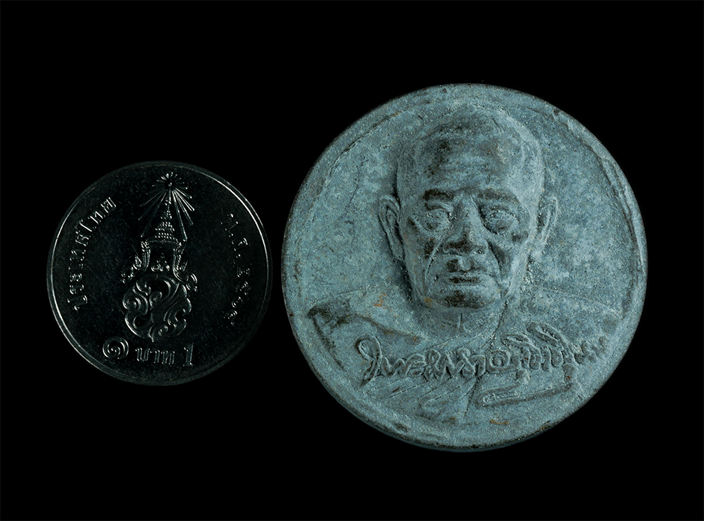 3.jpg - พระผงจันทร์ลอย หลังพระราหูอมจันทร์ หลวงพ่อฟู วัดบางสมัคร จ.ฉะเชิงเทรา เนื้อผงพุทธคุณ ผงว่าน ผงใบลาน พระสวยมวลสารดี น่าเก็บสะสม | https://kamulet.in.th