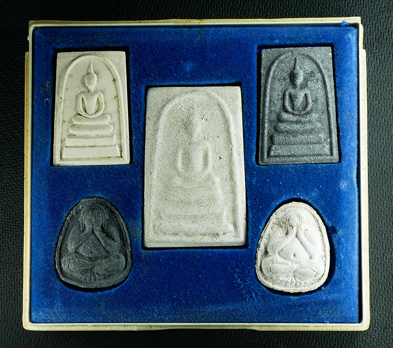 1.jpg - ชุดพระสมเด็จพระพุฒาจารย์ โต พรหมรับษี หลวงพ่อมาลัย อุทโย วัดบางหญ้าแพรก สร้างปลุกเสก ปี2539 หนึ่งในพระเกจิชื่อดังแห่งลุ่มน้ำท่าจีนสมุทรสาคร พระชุด 5อง [..] | https://kamulet.in.th