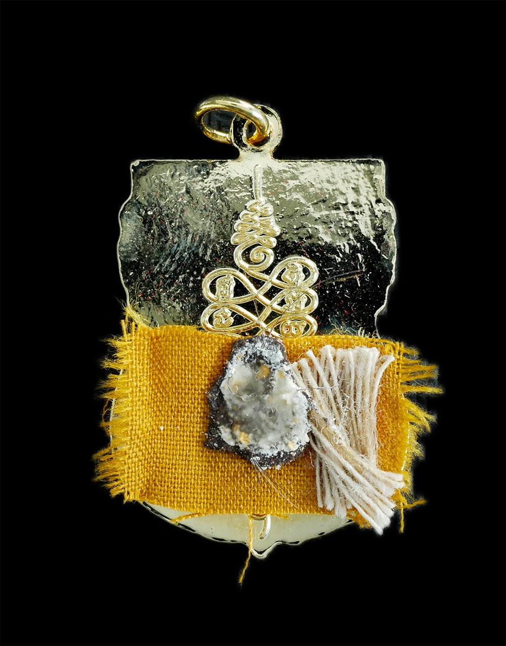 2.jpg - เหรียญเสมาหลวงพ่อมงคล วัดท้ายเชิด ตำบลมาบโป่ง อ.พานทอง จ.ชลบุรี ปี2556 รุ่น พลเอกจำนงค์ กำจัด เนื้อกะไหล่ทอง ตอกโค๊ต ม องค์นี้พิเศษมี สีผึ้ง จีวร เกศา [..] | https://kamulet.in.th