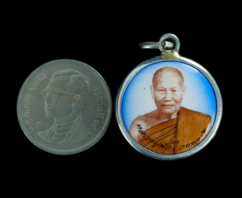 3.jpg - ล็อกเก็ต หลวงปู่ฟัก ภัททจารี(พระมงคลภาวนาวิกรม) วัดเขาวงพระจันทร์ อ.โคกสำโรง จ.ลพบุรี รุ่นฉลองครบรอบ 91 ปี พ.ศ.2551 พระเก่าสวยน่าเก็บสะสม | https://kamulet.in.th