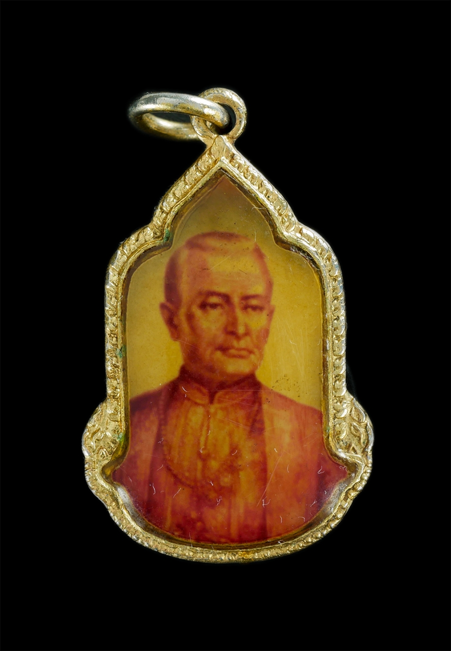 1.jpg - ล็อกเก็ตรัชกาลที่1 หลังตราสัญลักษณ์ สมโภชกรุงรัตนโกสินทร์ 200 ปี พ.ศ.2525 พิธีปลุกเสกยิ่งใหญ่ เนื้อกะไหล่ทองสวยงาม พระเก่าสวยสภาพดี น่าเก็บสะสมบูชา (อ [..] | https://kamulet.in.th