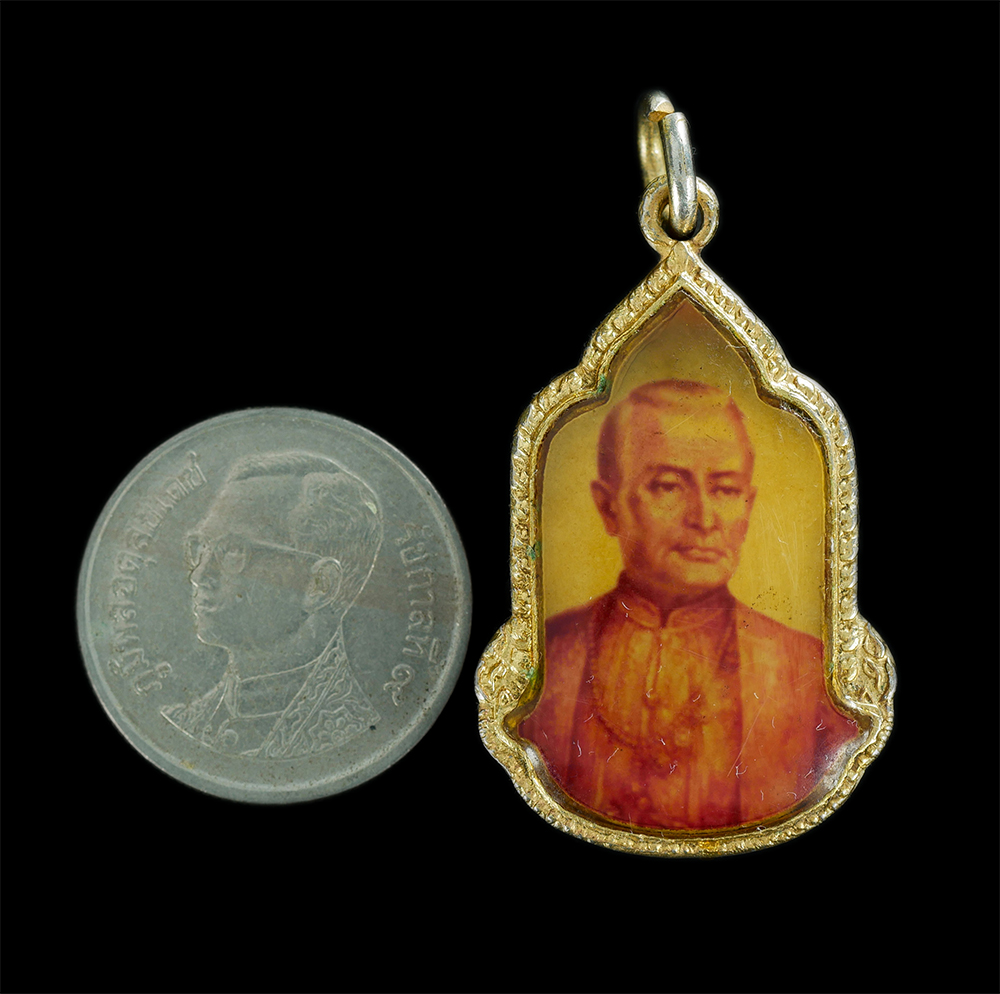 3.jpg - ล็อกเก็ตรัชกาลที่1 หลังตราสัญลักษณ์ สมโภชกรุงรัตนโกสินทร์ 200 ปี พ.ศ.2525 พิธีปลุกเสกยิ่งใหญ่ เนื้อกะไหล่ทองสวยงาม พระเก่าสวยสภาพดี น่าเก็บสะสมบูชา (อ [..] | https://kamulet.in.th