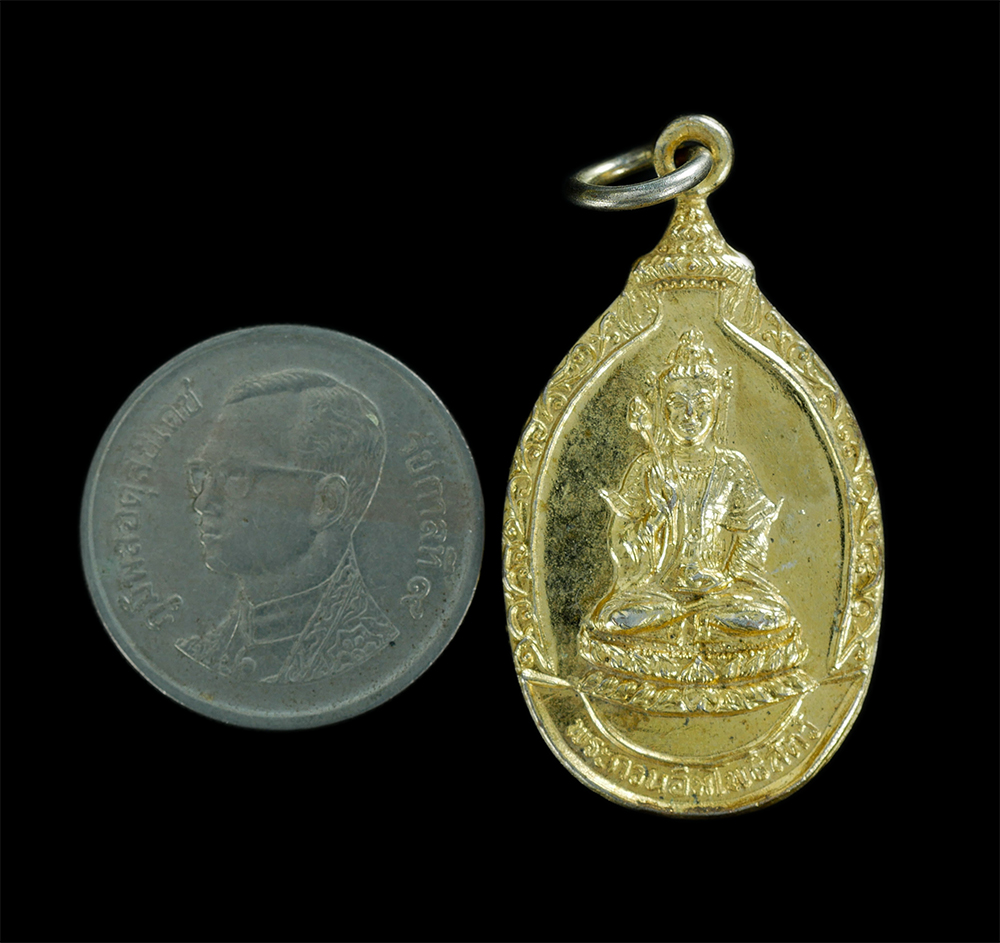 3.jpg - เหรียญพระกวนอิมโพธิสัตว์ เจ้าแม่กวนอิมอวโลกิเตศวร วัดมหาธาตุวรวิหาร จ.เพชรบุรี เนื้อกะไหล่ทองสวยงาม | https://kamulet.in.th