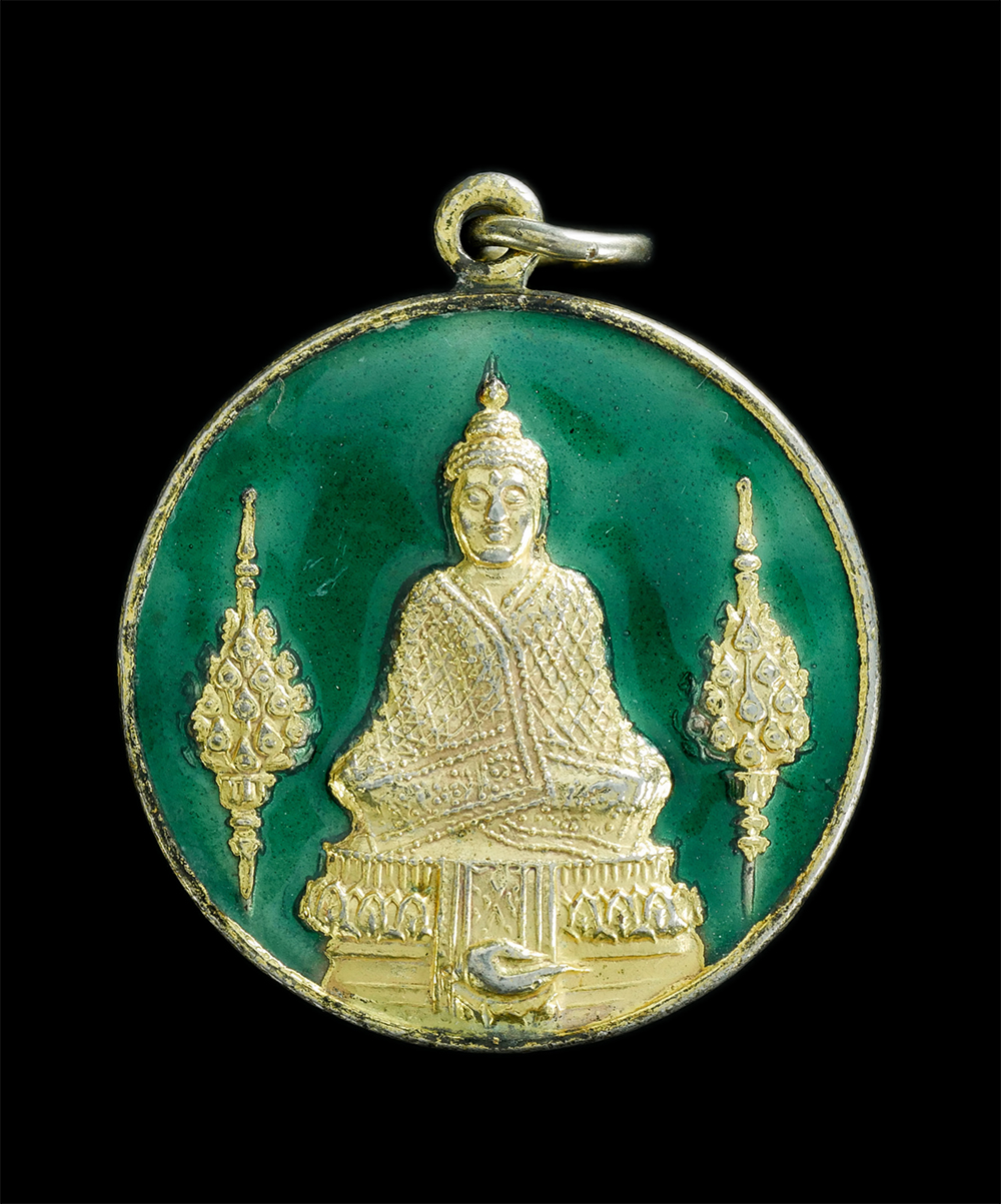 1.jpg - เหรียญพระแก้วมรกต หลังรัชกาลที่ 1 สมเด็จพระพุทธยอดฟ้ามหาราช สมโภชกรุงรัตนโกสินทร์ 200ปี พ.ศ.2525 เนื้อกะไหล่ทองลงยาสีเขียว   พระราชพิธีพุทธาภิเษก วันท [..] | https://kamulet.in.th