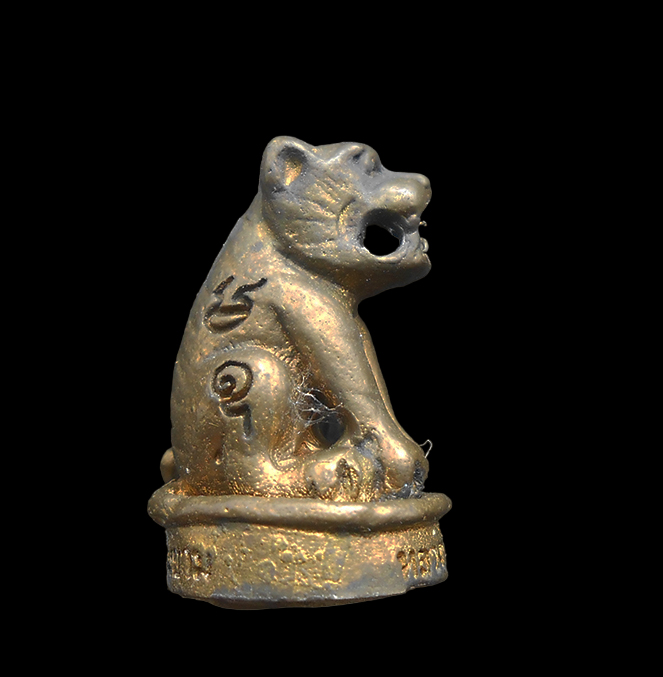 2.jpg - เสือหลวงพ่อผอง เนื้อทองผสม ทองเหลือเก่า วัดพรหมยาม อ.วิเชียรบุรี จ.เพชรบูรณ์ ปี2553 เลข208 หลวงพ่อผอง ธัมฺมธีโร พระเกจิดังเมืองมะขามหวาน ศิษย์สืบสายธร [..] | https://kamulet.in.th