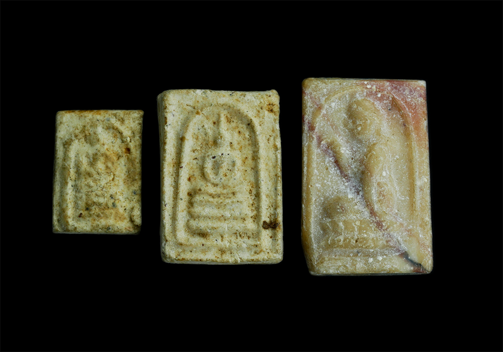 3.jpg - พระผง พร้อมรูปถ่ายขนาดห้อยคอ หลวงพ่อพุธ ฐานิโย แห่งวัดป่าสาลวัน อ.เมือง จ.นครราชสีมา ด้านหลังติดจีวร พระผงนางกวัก พระสมเด็จพิมพ์คะแนน พระผงองค์เล็กในซ [..] | https://kamulet.in.th