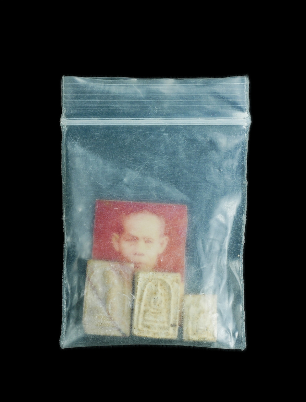 4.jpg - พระผง พร้อมรูปถ่ายขนาดห้อยคอ หลวงพ่อพุธ ฐานิโย แห่งวัดป่าสาลวัน อ.เมือง จ.นครราชสีมา ด้านหลังติดจีวร พระผงนางกวัก พระสมเด็จพิมพ์คะแนน พระผงองค์เล็กในซ [..] | https://kamulet.in.th