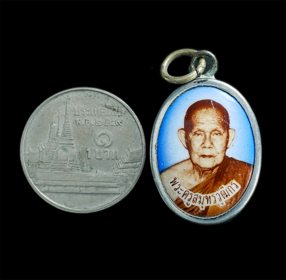 3.jpg - ล็อกเก็ตหลวงพ่อสายหยุด (พระครูสมุทรวุฒิกร) วัดบางน้ำผึ้งนอก จ.สมุทรปราการ อายุวัฒนมงคลครบ 80 ปี พ.ศ.2536 พระเก่าสวยสภาพดีสร้างน้อย หายาก น่าเก็บสะสม | https://kamulet.in.th