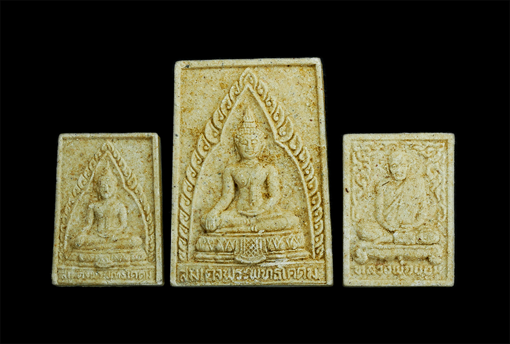 1.jpg - ชุดพระผง รุ่นพิเศษ 3 องค์ สมเด็จพระพุทธโคดม-หลวงพ่อขอม วัดไผ่โรงวัว จ.สุพรรณบุรี เนื้อผงพุทธคุณ ผงว่าน พระเก่าสวย มวลสารดี พร้อมกล่องเดิมๆ น่าเก็บสะสม | https://kamulet.in.th