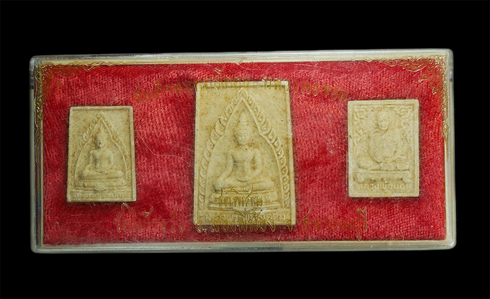 3.jpg - ชุดพระผง รุ่นพิเศษ 3 องค์ สมเด็จพระพุทธโคดม-หลวงพ่อขอม วัดไผ่โรงวัว จ.สุพรรณบุรี เนื้อผงพุทธคุณ ผงว่าน พระเก่าสวย มวลสารดี พร้อมกล่องเดิมๆ น่าเก็บสะสม | https://kamulet.in.th