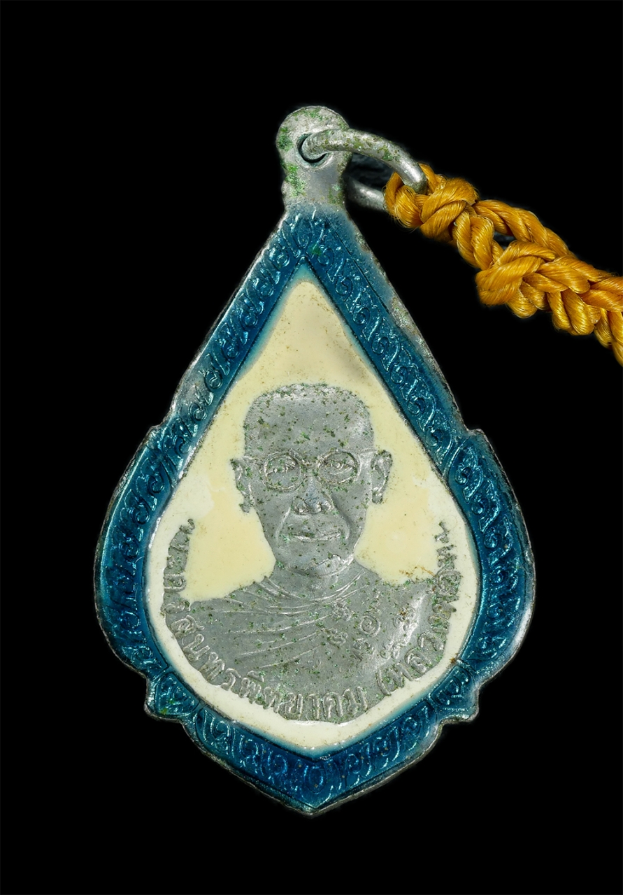 1.jpg - เหรียญหลวงพ่อพุก(พระครูกบินทร์จริยาธิมุต) หลังหลวงพ่อหุ่น(พระครูสุนทรพิทยาคม) วัดพระยาทำ จ.กบินทร์บุรี เนื้ออัลปาก้าลงยา พระเก่าสวยได้มาพร้อมกับเชือกต [..] | https://kamulet.in.th