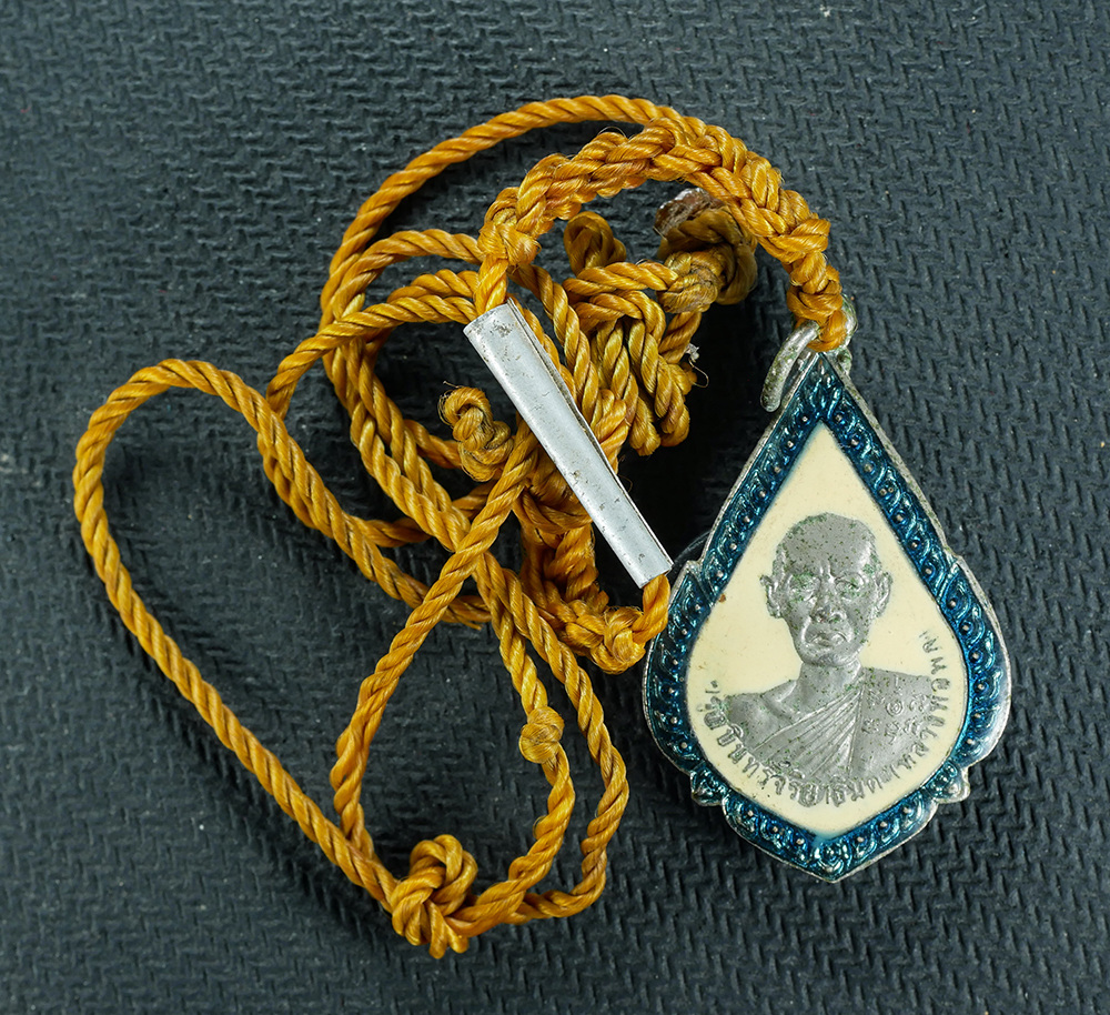 3.jpg - เหรียญหลวงพ่อพุก(พระครูกบินทร์จริยาธิมุต) หลังหลวงพ่อหุ่น(พระครูสุนทรพิทยาคม) วัดพระยาทำ จ.กบินทร์บุรี เนื้ออัลปาก้าลงยา พระเก่าสวยได้มาพร้อมกับเชือกต [..] | https://kamulet.in.th