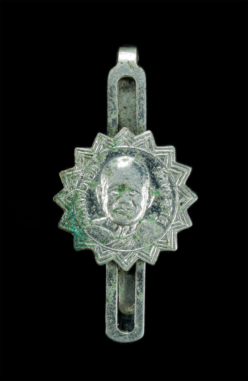 1.jpg - แหนบหลวงพ่ออ็อด พระครูสุนทรธรรมจารี วัดพระธาตุ จ.สุพรรณบุรี เนื้ออัลปาก้า พระสวย สร้างน้อยหายาก น่าเก็บสะสม | https://kamulet.in.th