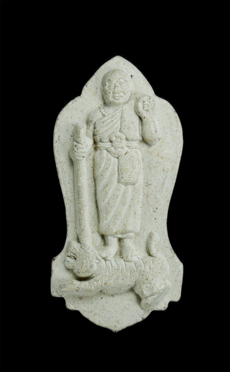 1.jpg - พระผงรูปเหมือนหลวงพ่อรวยขี่เสือ ยืนถือไม้เท้า รุ่น 2 วัดเขาประชุมเทพ อ.วังจันทร์ จ.ระยอง เนื้อผงพุทธคุณ ผงว่าน | https://kamulet.in.th