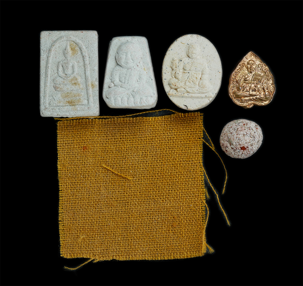 1.jpg - เหรียญใบโพธิ์จิ๋ว และชุดพระผงจิ๋ว พระสมเด็จ หลวงปู่ทวด จีวร ลูกอม พระอาจารย์จำเนียร วัดถ้ำเสือ จ.กระบี่ วัตถุมงคล 6 ชิ้นอยู่ในถุงเดี่ยวกัน สร้างน้อย ห [..] | https://kamulet.in.th