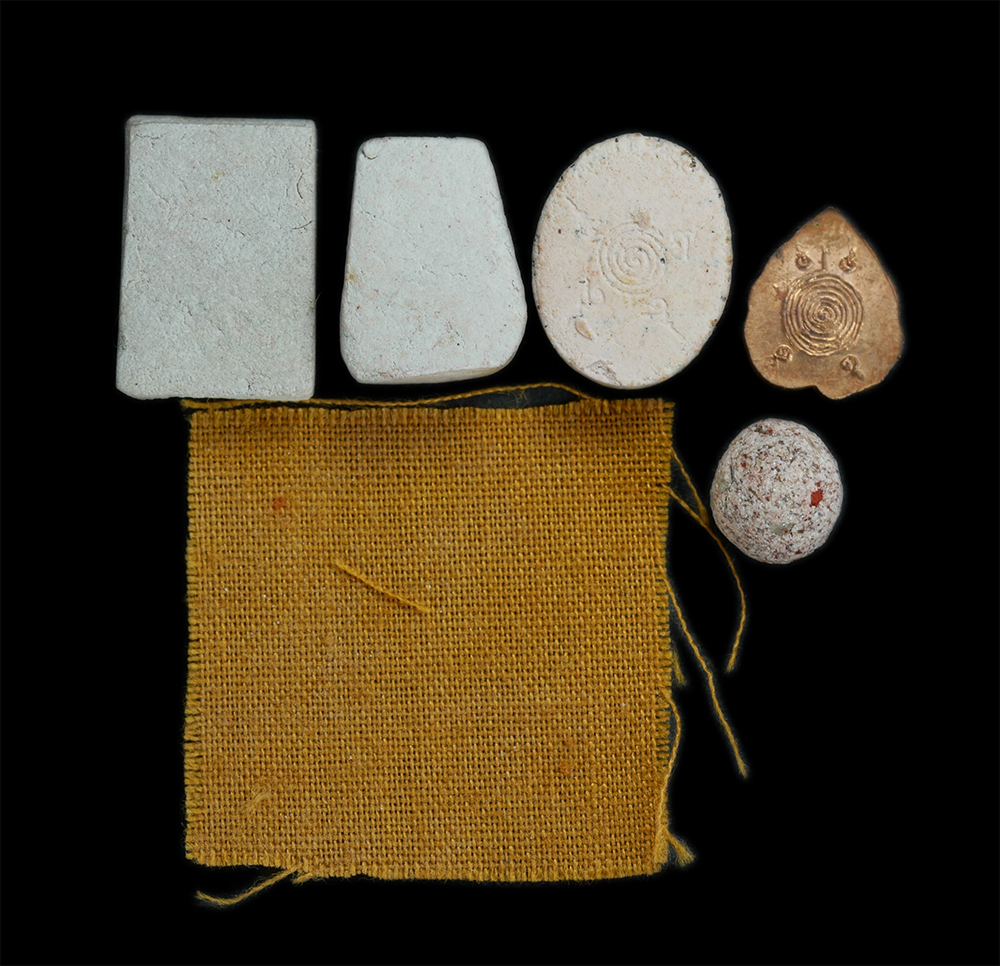 2.jpg - เหรียญใบโพธิ์จิ๋ว และชุดพระผงจิ๋ว พระสมเด็จ หลวงปู่ทวด จีวร ลูกอม พระอาจารย์จำเนียร วัดถ้ำเสือ จ.กระบี่ วัตถุมงคล 6 ชิ้นอยู่ในถุงเดี่ยวกัน สร้างน้อย ห [..] | https://kamulet.in.th