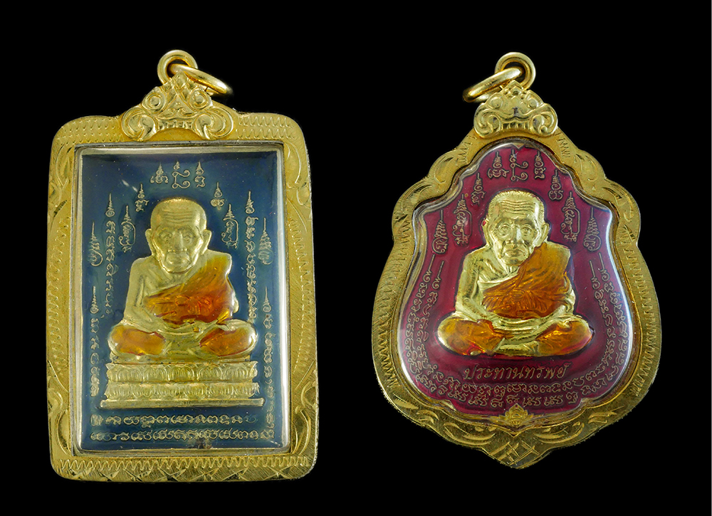 1.jpg - 2 องค์ 2 พิมพ์ หลวงปู่ทวด หมื่นยันต์ รุ่นรวยหายห่วง ประทานทรัพย์ วัดจตุธาตุธาราม จ.ขอนแก่น ปี2558 เนื้อโลหะลงยา2สี กรอบกะไหล่ทองยกซุ้มหัวสิงห์ โค้ดนะ  [..] | https://kamulet.in.th