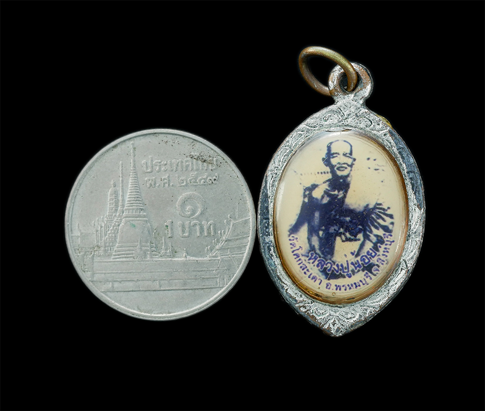 3.jpg - ล็อกเก็ตหลวงพ่อซวง (พระวินัยธร) พระคณาจารย์ผู้ทรงวิทยาคม มีฌานอันบริสุทธิ์และพลังจิตอันแก่กล้า ชาวบ้านในชุมชนยกย่องเปรียบเสมือนบิดา โดยเรียกขานท่านว่า [..] | https://kamulet.in.th