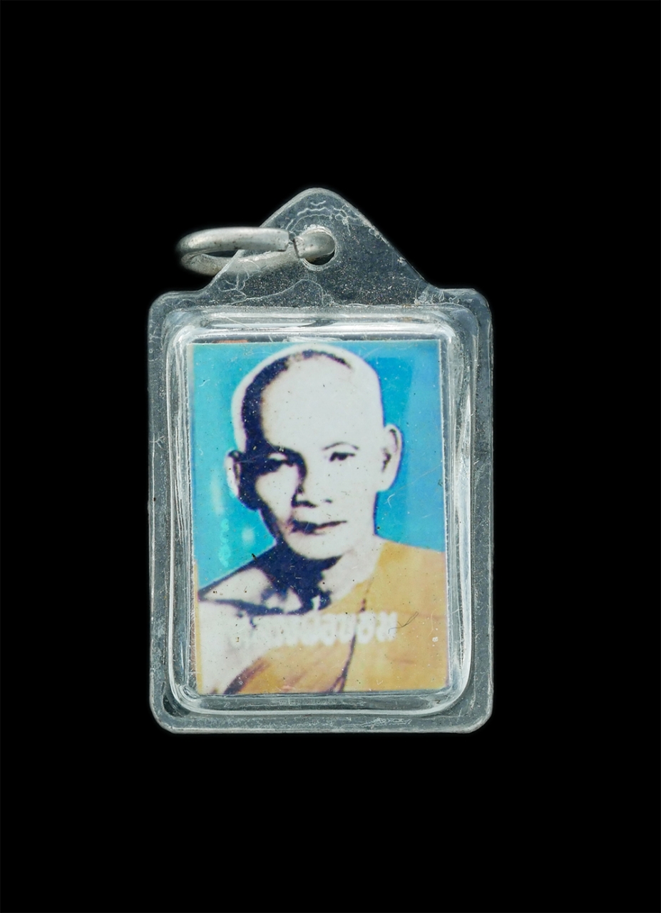 1.jpg - ล็อกเก็ตภาพถ่ายหลังตะกรุด สามกษัตริย์ หลวงพ่อขอม วัดไผ่โรงวัว จ.สุพรรณบุรี พระเก่าสวยเลี่ยมเดิมๆ น่าเก็บสะสม | https://kamulet.in.th