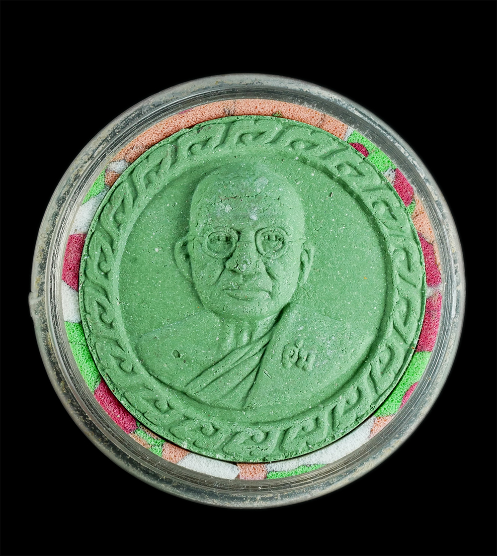 1.jpg - พระผงรูปเหมือนหลวงพ่ออุ่น หลังยันต์ฝังตะกรุดเงิน เนื้อผงพุทธคุณ สีเขียว | https://kamulet.in.th