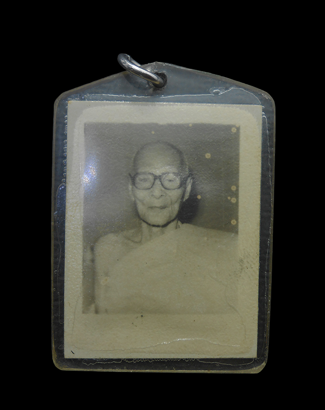 1.jpg - รูปถ่ายเก่าพระเกจิอาจารย์ หลังยันต์(เหมือนยันต์หลวงปู่ทาบ วัดกระบกขึ้นผึ้ง อ.บ้านค่าย จ.ระยอง) | https://kamulet.in.th