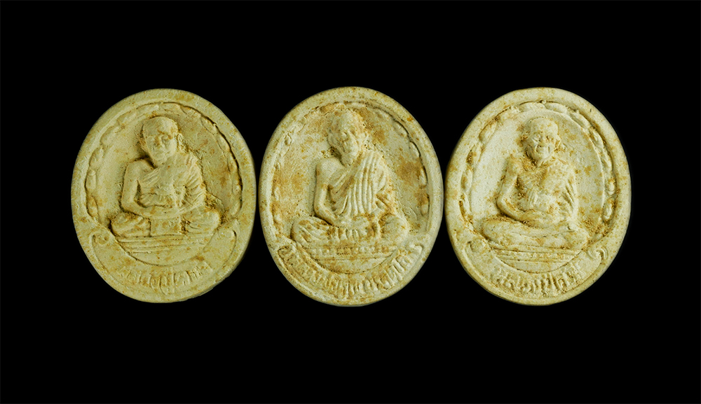 1.jpg - ชุดพระผงรูปเหมือนมหามงคล 3 มหาปรมาจารย์ รุ่น คูณพูลทรัพย์ หลวงปู่คร่ำ วัดวังหว้า หลวงพ่อคูณ วัดบ้านไร่ หลวงปู่ศรี วัดอ่างศิลา อ.เมือง จ.ชลบุรี ปี2537  [..] | https://kamulet.in.th