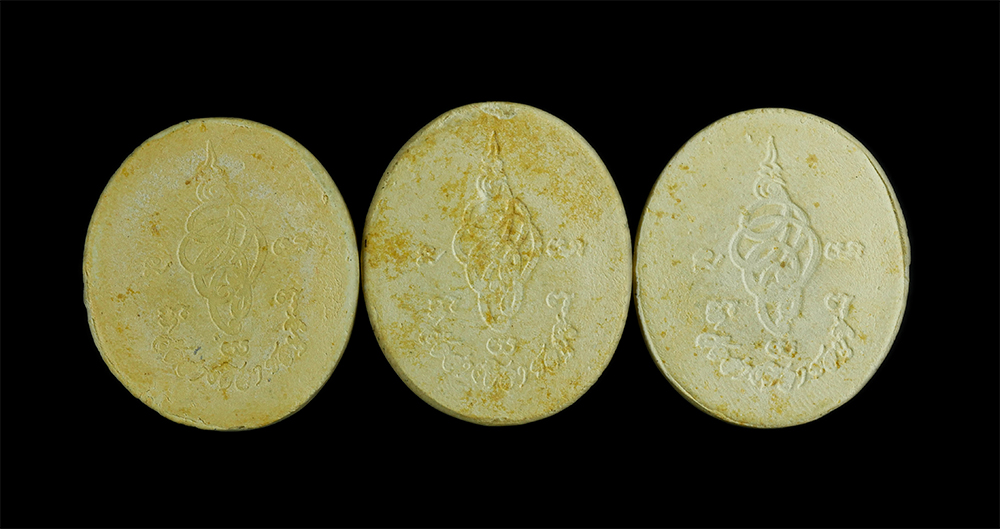 2.jpg - ชุดพระผงรูปเหมือนมหามงคล 3 มหาปรมาจารย์ รุ่น คูณพูลทรัพย์ หลวงปู่คร่ำ วัดวังหว้า หลวงพ่อคูณ วัดบ้านไร่ หลวงปู่ศรี วัดอ่างศิลา อ.เมือง จ.ชลบุรี ปี2537  [..] | https://kamulet.in.th