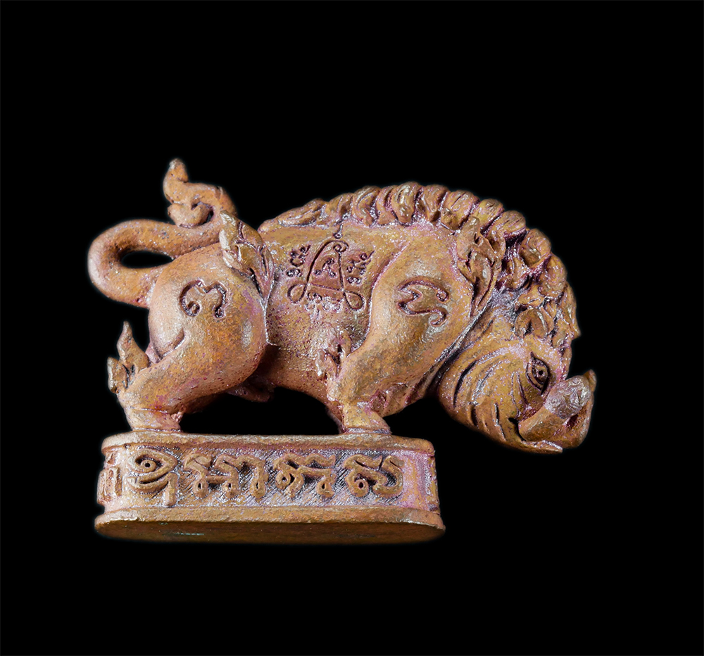 2.jpg - รูปหล่อพญาหมูพลิกแผ่นดิน รุ่นเฮงตลอด เนื้อทองแดงเถื่อน ปี2561 หลวงพ่อสมคิด นันทิโย วัดบึงตาต้า อ.ปลวกแดง จ.ระยอง เพชรแท้บูรพา เจ้าตำหรับ หมูทองแดง นาร [..] | https://kamulet.in.th