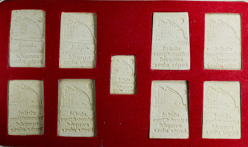 2.jpg - พระสมเด็จหลวงพ่อโต 9 หน้า ชุดของขวัญ ปีใหม่ 2557 ที่ระลึกสร้างอาคารปฏิบัติเฉลิมพระเกียรติ วัดอัมพุวราราม | https://kamulet.in.th