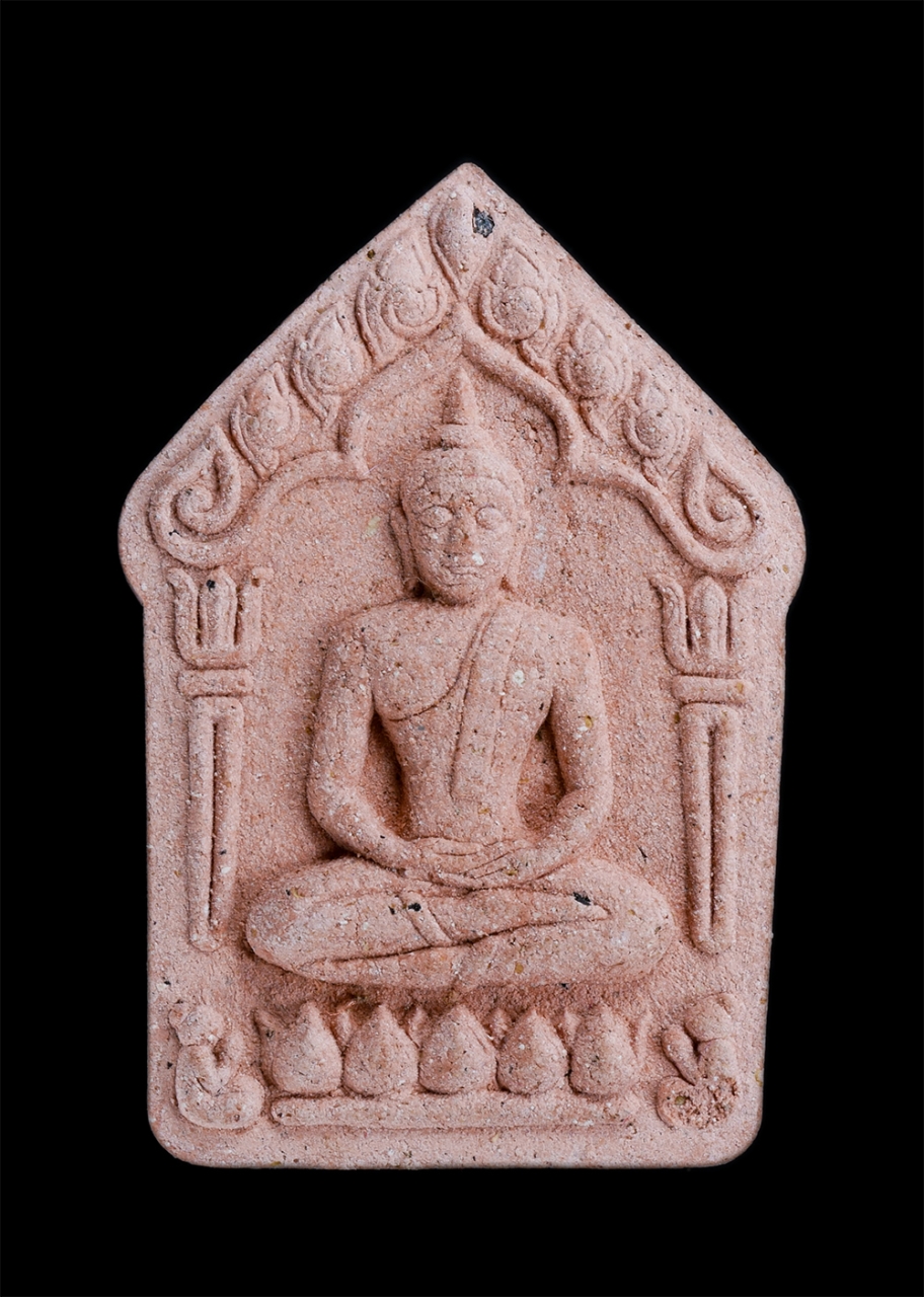 1.jpg - พระขุนแผนผงพรายกุมาร “แม่ทัพ” วัดหมอมุ่ย อ.ปลวกแดง จ.ระยอง ปี2559 เนื้อว่านสบู่เลือด หลังโรยพลอย โค๊ต นะ หมายเลข18251 พระสวยพร้อมกล่องเดิมๆ สุดยอดพระเ [..] | https://kamulet.in.th