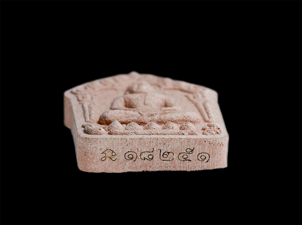 3.jpg - พระขุนแผนผงพรายกุมาร “แม่ทัพ” วัดหมอมุ่ย อ.ปลวกแดง จ.ระยอง ปี2559 เนื้อว่านสบู่เลือด หลังโรยพลอย โค๊ต นะ หมายเลข18251 พระสวยพร้อมกล่องเดิมๆ สุดยอดพระเ [..] | https://kamulet.in.th