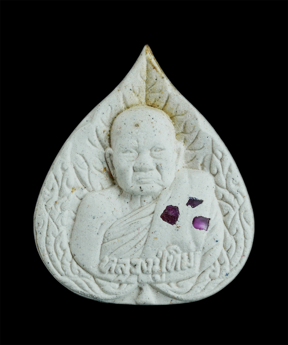 1.jpg - พระผงใบโพธิ์ฝังพลอย หลวงปู่ทิม วัดพระขาว จ.อยุธยา สร้างปี2540 พิธีปลุกเสก รุ่นเสาร์ 5 เนื้อผงพุทธคุณ ผงว่าน ฝังพลอยเสกสวยเม็ดใหญ่ สีชมพู พระรุ่นนี้แจก [..] | https://kamulet.in.th