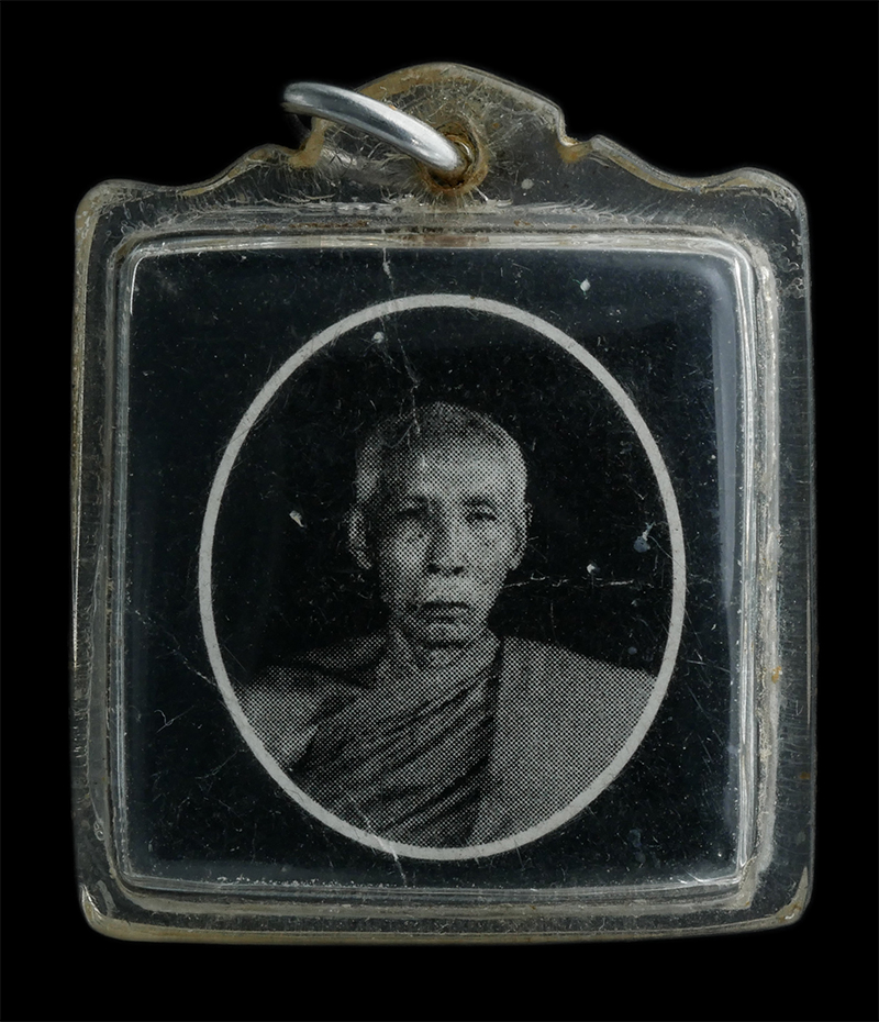 1.jpg - รูปถ่าย รุ่นปลดหนี้ รวย หลวงปู่โทน กันตสีโล วัดเขาน้อยคีรีวัน จ.ชลบุรี ปี2545 หลวงปู่โทน กันตสีโล ได้รับการถ่ายทอดวิชาคาถาอาคมมาจากหลวงลุงของท่าน คือ” [..] | https://kamulet.in.th