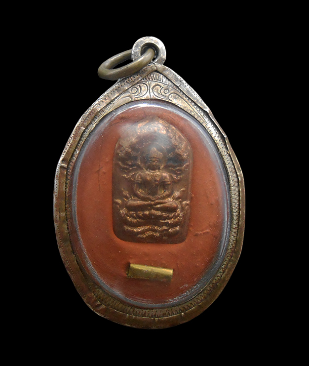 2.jpg - ล็อกเก็ตรุ่นแรก ฉากฟ้า บรรจุพระนาคปรก เกศา ฝังตะกรุดสาริกามหาลาภ ปี2557 เลี่ยมเงิน หลวงปู่พวง วัดน้ำพุสามัคคี อ.ชนแดน จ.เพชรบูรณ์ พระเกจิดังเมืองมะขาม [..] | https://kamulet.in.th