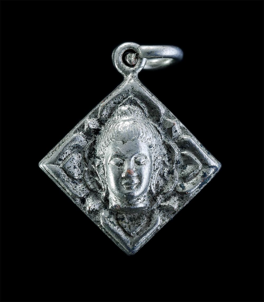 1.jpg - เหรียญข้าวหลามตัดหน้าพระพรหม หลังเรียบ จารยันต์ เนื้อกะไหล่เงิน | https://kamulet.in.th