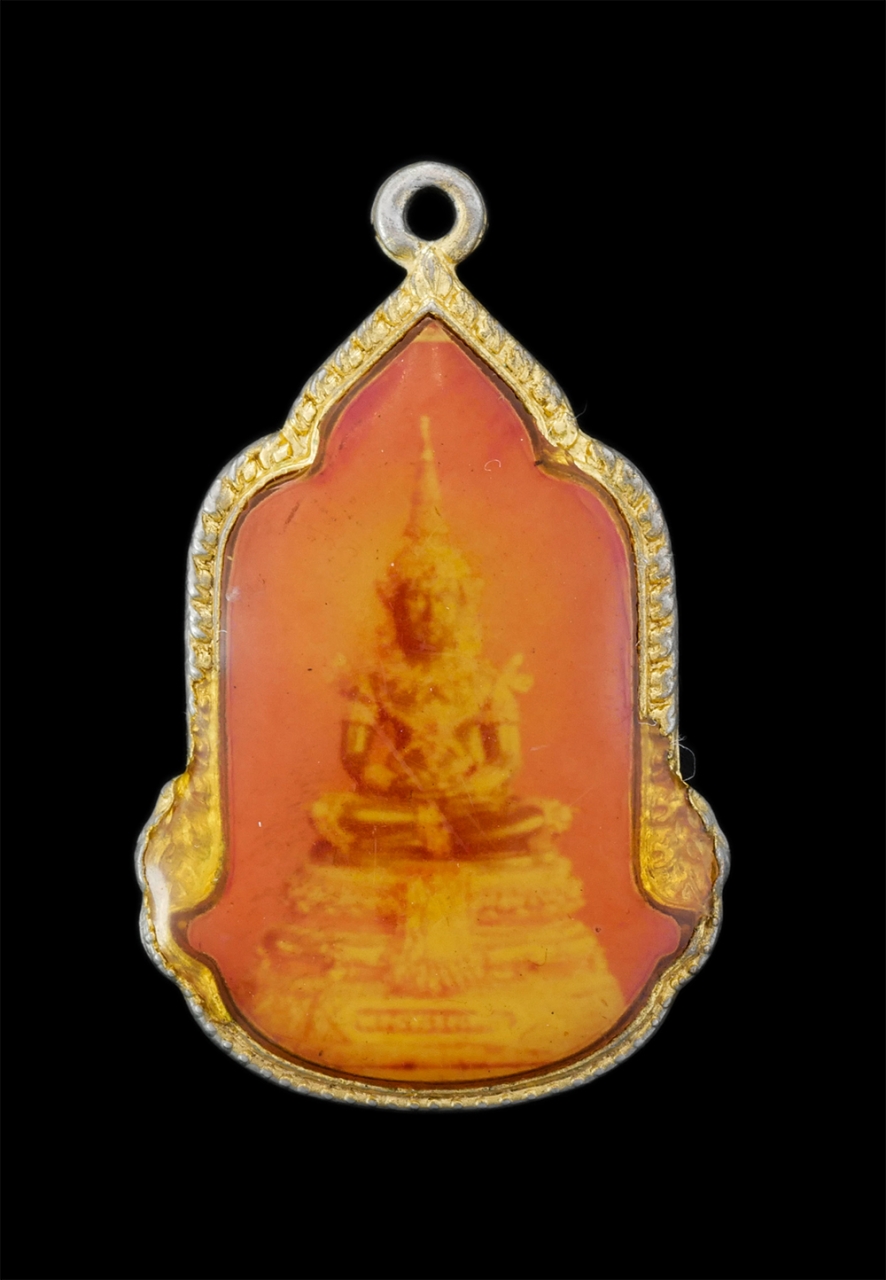 1.jpg - พระแก้วมรกต หลังตราสัญลักษณ์ สมโภชกรุงรัตนโกสินทร์ 200 ปี พ.ศ.2525 พิธีปลุกเสกยิ่งใหญ่ เนื้อกะไหล่ทองสวยงาม พระเก่าสวยสภาพดี น่าเก็บสะสมบูชา (องค์ที่2 [..] | https://kamulet.in.th