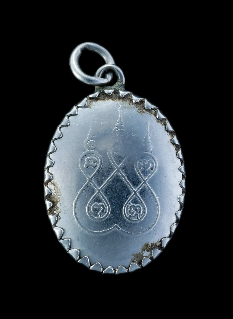 2.jpg - ล็อกเก็ตเก่าหลังยันต์ หลวงพ่อน้อย วัดหัวหว้า อ.มโนรมย์ จ.ชัยนาท พระเก่าสวย | https://kamulet.in.th