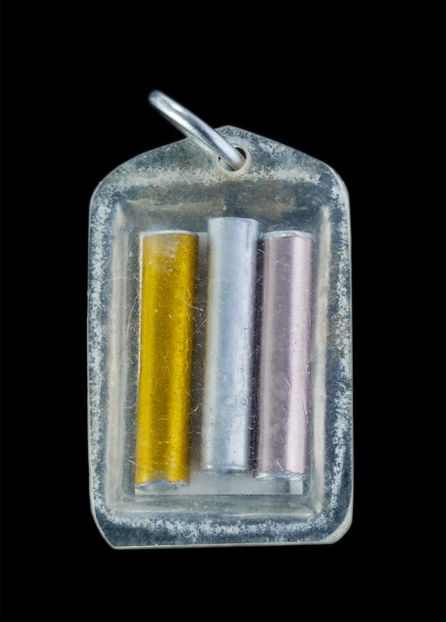 2.jpg - ล็อกเก็ต หลวงพ่อเณร สมบูรณ์จริง วัดสมบูรณ์วนาราม กิ่ง อ.ซำสูง จ.ขอนแก่น หลังตะกรุด 3 กษัตริย์ หลวงพ่อเณร สมบูรณ์จริง เป็นศิษย์ของหลวงพ่อกบ วัดเขาสาริก [..] | https://kamulet.in.th