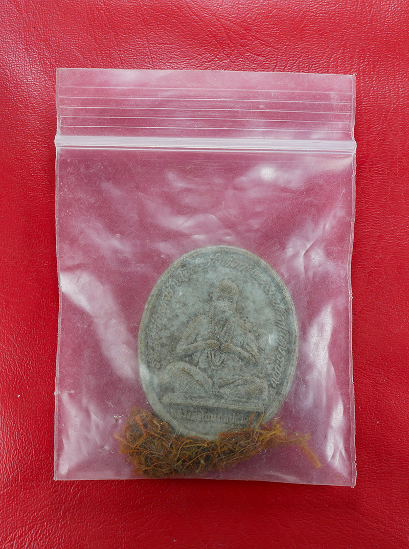 3.jpg - พระผงหลวงพ่อโฉม วัดห้วยนิยม(วัดเขาคลองซอง) อ.ปลวกแดง จ.ระยอง ปี2537 รุ่นทวีคูณสร้างโบสถ เนื้อผงพุทธคุณ ผงว่าน พร้อมเศษผ้าวีวร พระเก่าสวย มวลสารดี พิธี [..] | https://kamulet.in.th