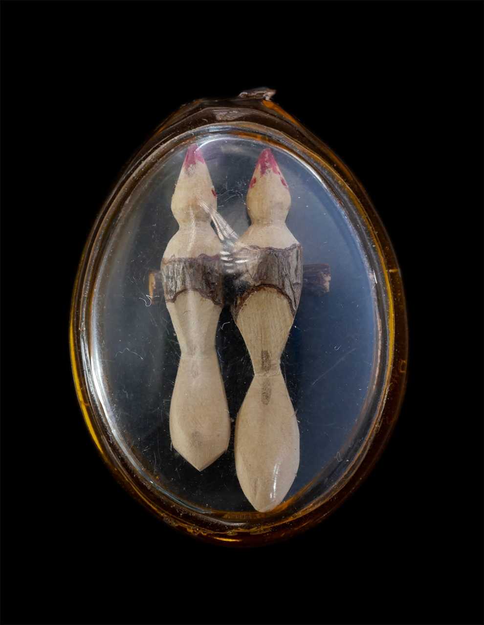 1.jpg - นกสาริกาคู่ไม้มะชาม เกจิอาจารย์สร้าง เลี่ยมกรอบพลาสติก | https://kamulet.in.th