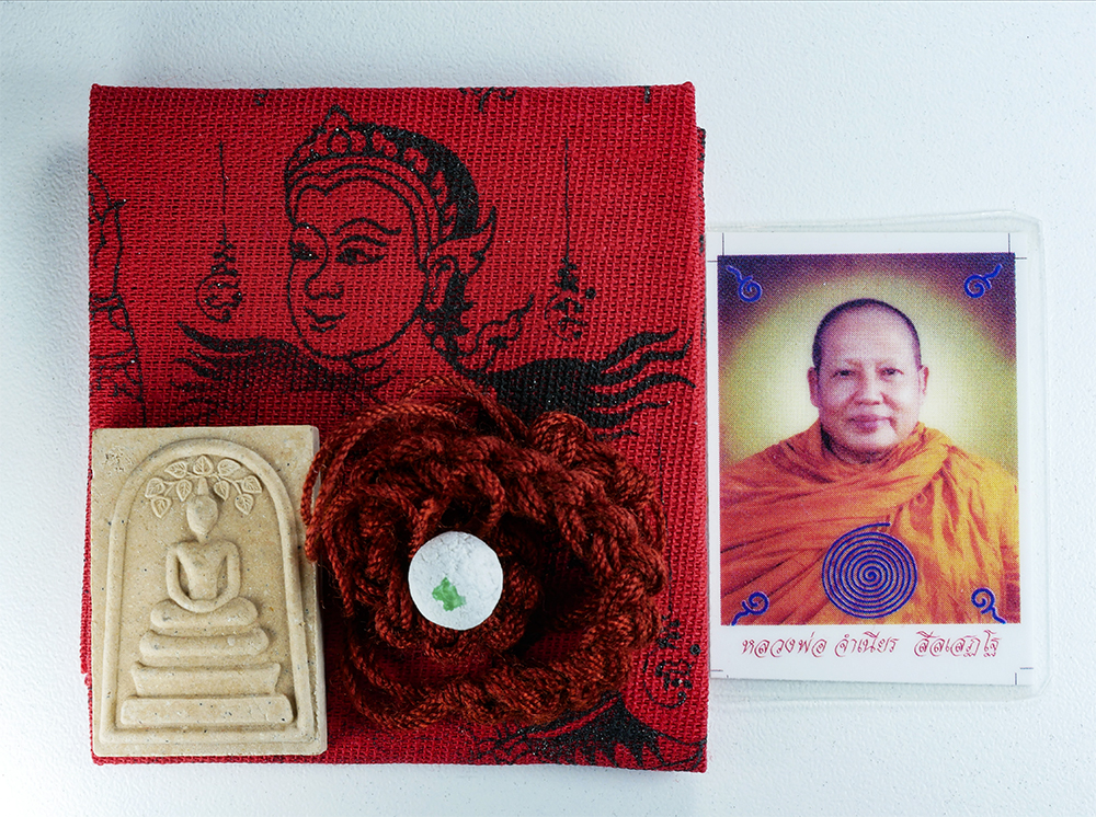 1.jpg - ชุดวัตถุมงคลหลวงพ่อจําเนียร สีลเสฏโฐ วัดถ้ำเสือ จ.กระบี่ ปี2556 พระสมเด็จปรกโพธิ์ ผ้ายันต์แม่นางกวัก สร้อยข้อมือเชือกปลุกเสก ลูกอมผงพุทธคุณ รูปถ่ายหลว [..] | https://kamulet.in.th