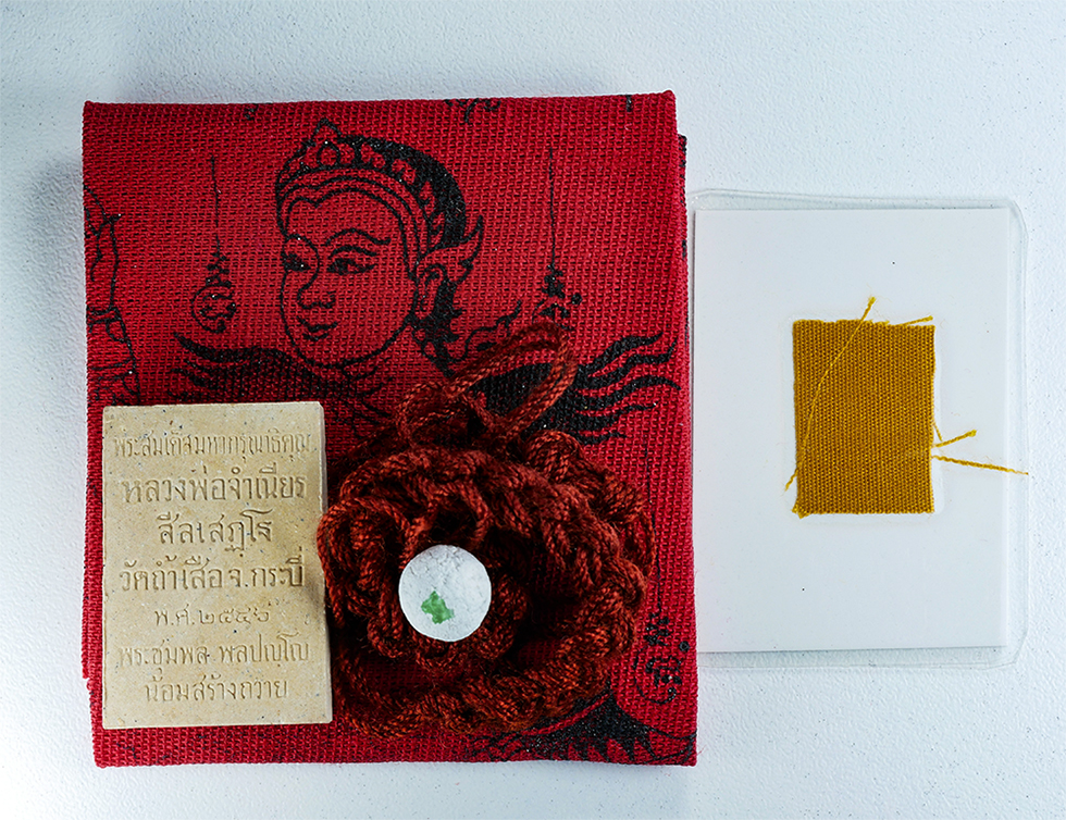 2.jpg - ชุดวัตถุมงคลหลวงพ่อจําเนียร สีลเสฏโฐ วัดถ้ำเสือ จ.กระบี่ ปี2556 พระสมเด็จปรกโพธิ์ ผ้ายันต์แม่นางกวัก สร้อยข้อมือเชือกปลุกเสก ลูกอมผงพุทธคุณ รูปถ่ายหลว [..] | https://kamulet.in.th