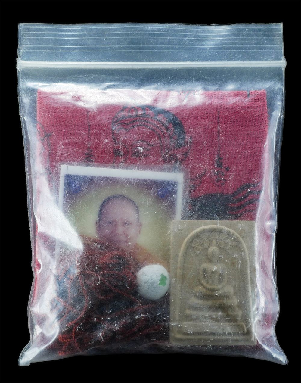 3.jpg - ชุดวัตถุมงคลหลวงพ่อจําเนียร สีลเสฏโฐ วัดถ้ำเสือ จ.กระบี่ ปี2556 พระสมเด็จปรกโพธิ์ ผ้ายันต์แม่นางกวัก สร้อยข้อมือเชือกปลุกเสก ลูกอมผงพุทธคุณ รูปถ่ายหลว [..] | https://kamulet.in.th